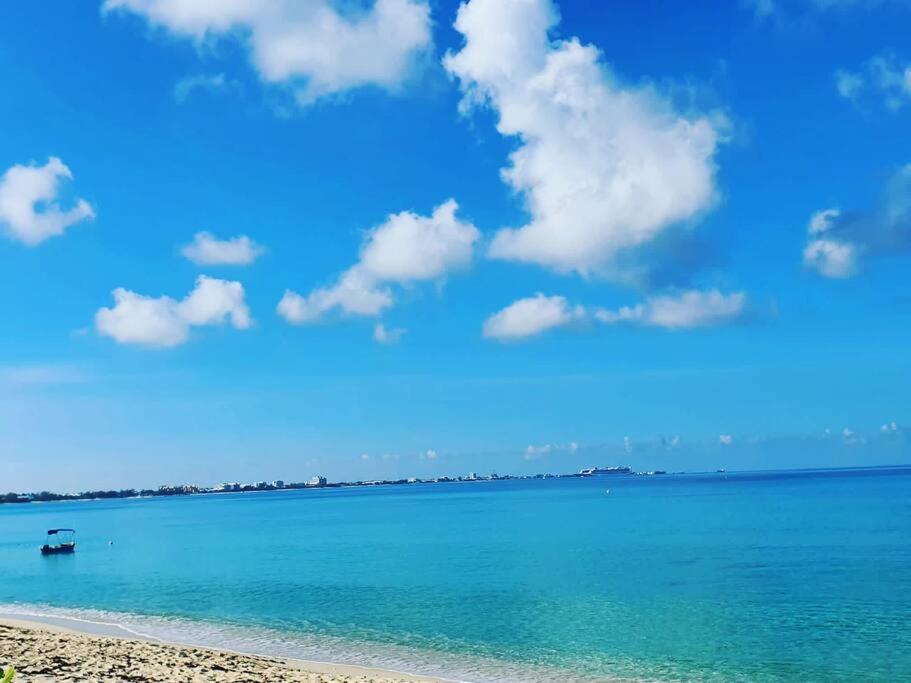 Luxury Ocean Front Seadreams 2 With 7 Mile Beach Views West Bay Luaran gambar